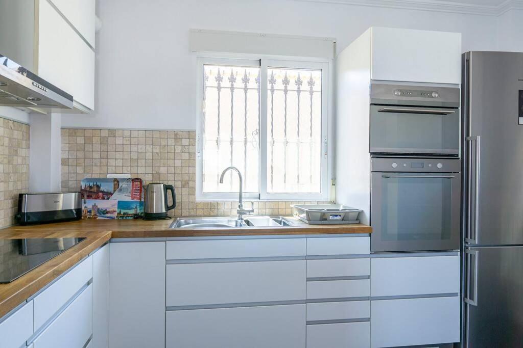 Casa Lilly-Rose, A Beautiful 3 Bedroom Detached Villa A Short Walk To The Villamartin Plaza & Golf Course Bagian luar foto